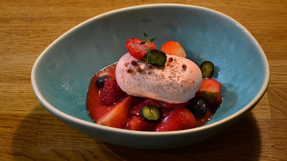 foto Bavarois van aardbei, soepje met rode vruchten en gin