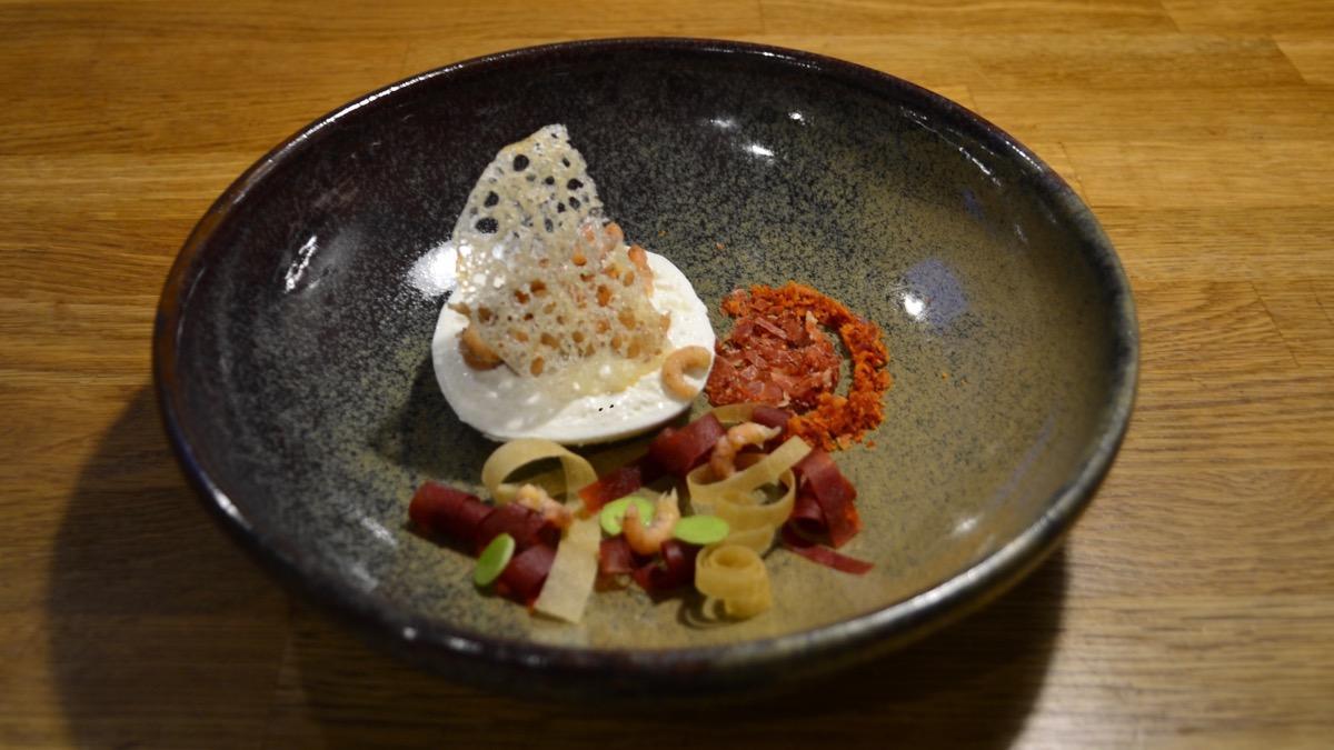 foto Burrata met groene appel, tomaat, maistortilla